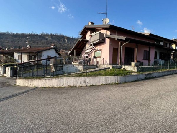 casa indipendente in vendita a Caravate