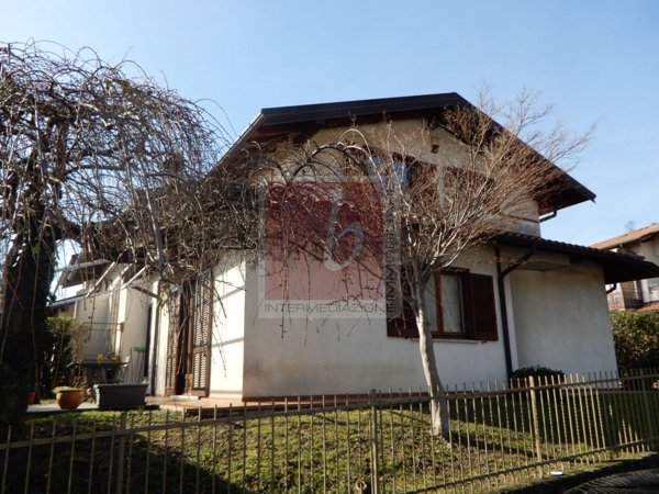 casa indipendente in vendita a Caravate