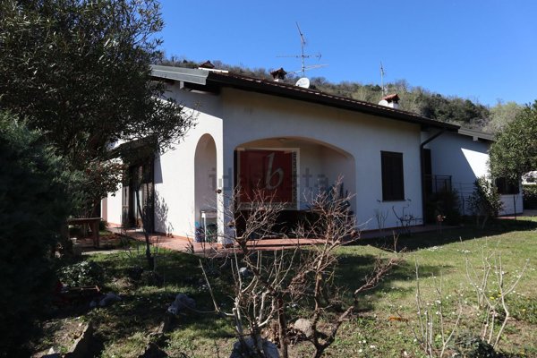 casa indipendente in vendita a Caravate