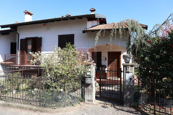 casa indipendente in vendita a Caravate