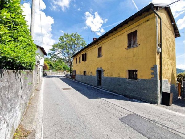 casa indipendente in vendita a Caravate