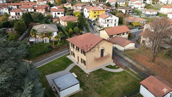 casa indipendente in vendita a Caravate