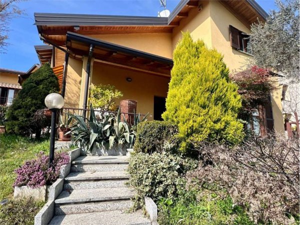 casa indipendente in vendita a Caravate