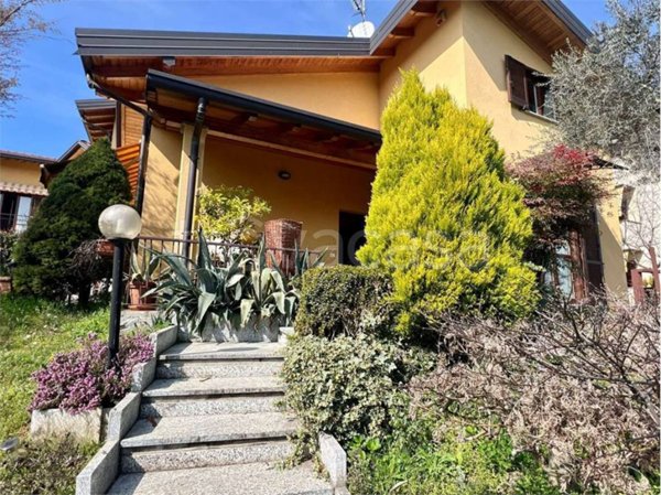 casa indipendente in vendita a Caravate