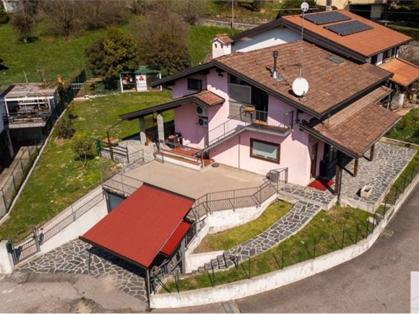 casa indipendente in vendita a Caravate