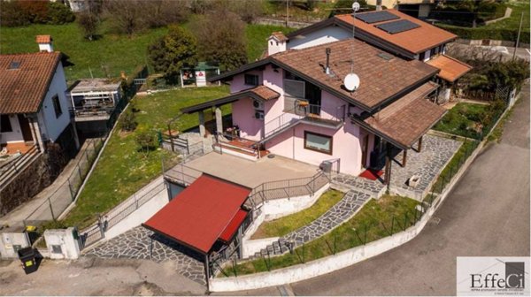 casa indipendente in vendita a Caravate