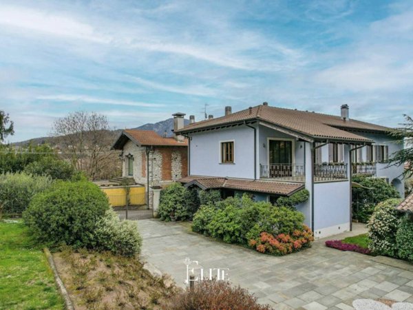 casa indipendente in vendita a Caravate