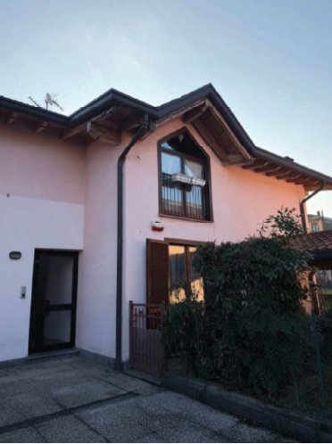 appartamento in vendita a Caravate in zona Canton d'Oro