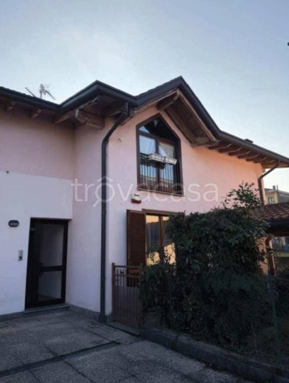 appartamento in vendita a Caravate in zona Canton d'Oro