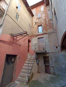 appartamento in vendita a Caravate in zona Castello
