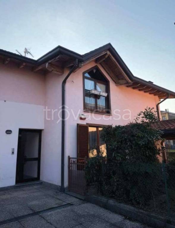 appartamento in vendita a Caravate in zona Canton d'Oro