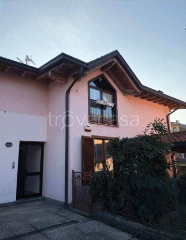 appartamento in vendita a Caravate in zona Canton d'Oro