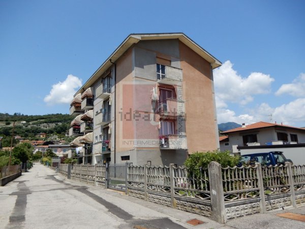 appartamento in vendita a Caravate in zona Castello