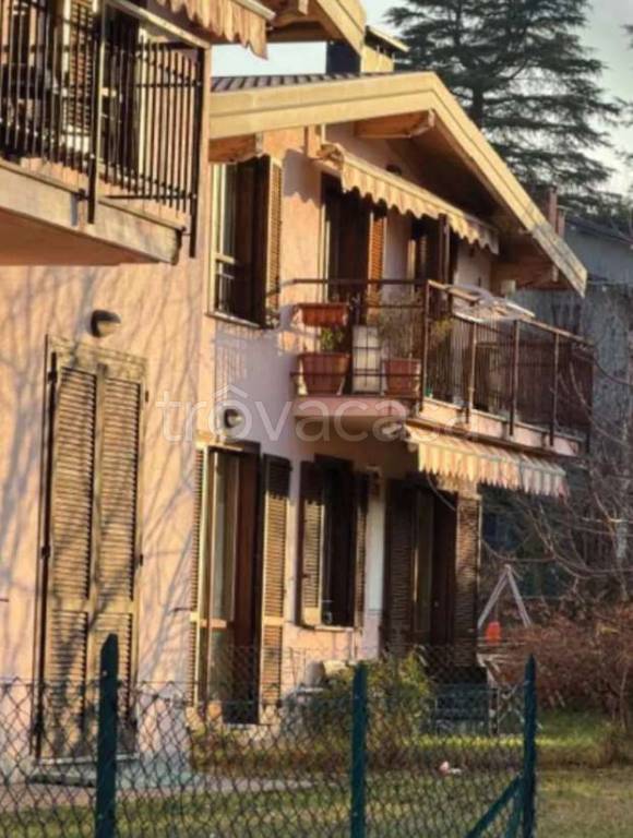 appartamento in vendita a Caravate in zona Canton d'Oro
