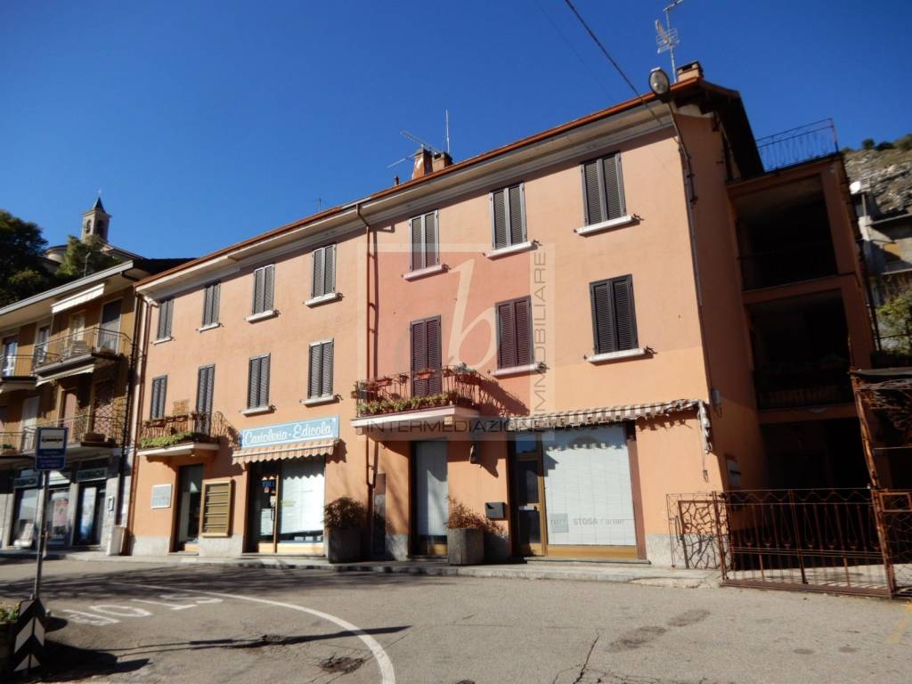 appartamento in vendita a Caravate in zona Castello