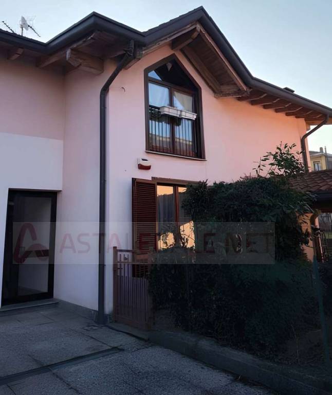 appartamento in vendita a Caravate in zona Canton d'Oro