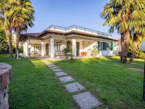 casa indipendente in vendita a Caravate in zona Canton d'Oro