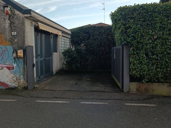 locale commerciale in vendita a Cardano al Campo