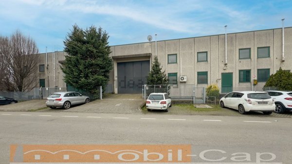 locale commerciale in vendita a Cardano al Campo