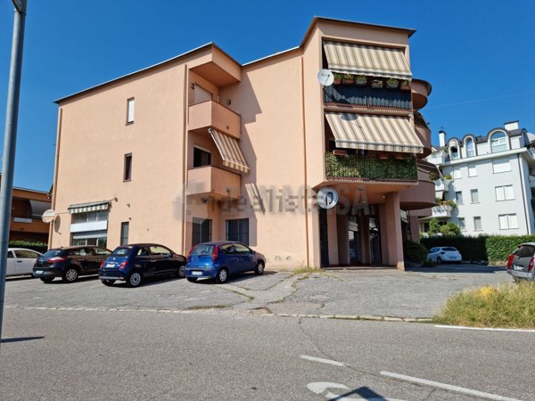 locale commerciale in vendita a Cardano al Campo