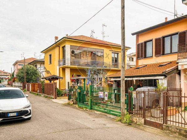 casa indipendente in vendita a Cardano al Campo