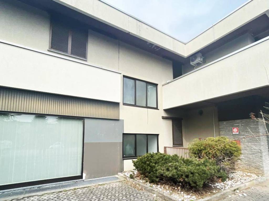 negozio in vendita a Cardano al Campo