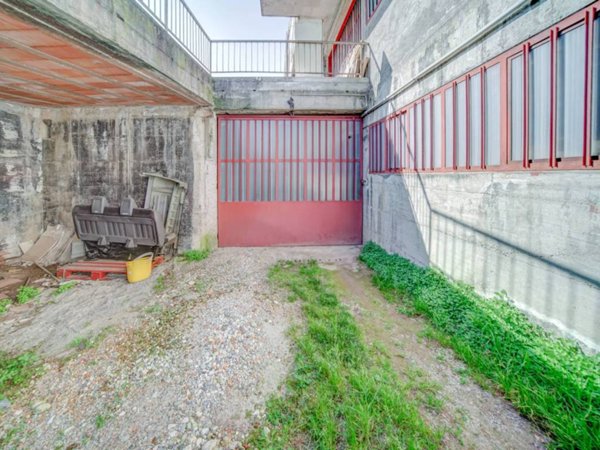 locale commerciale in vendita a Cardano al Campo