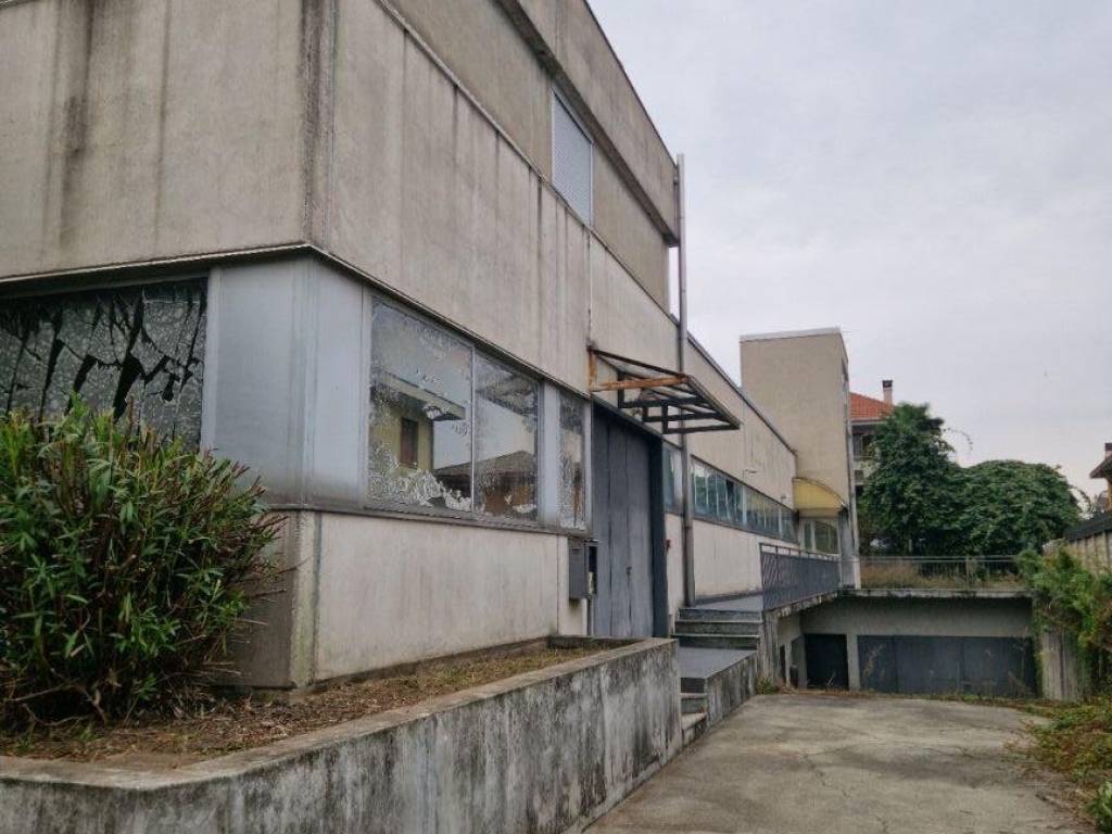 locale commerciale in vendita a Cardano al Campo