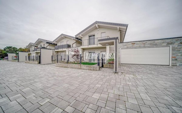 casa indipendente in vendita a Cardano al Campo