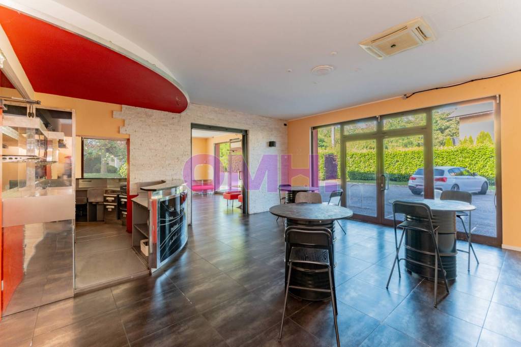 negozio in vendita a Cardano al Campo