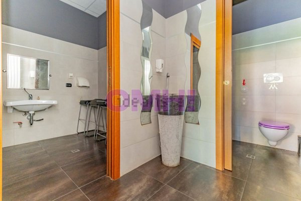 locale commerciale in vendita a Cardano al Campo