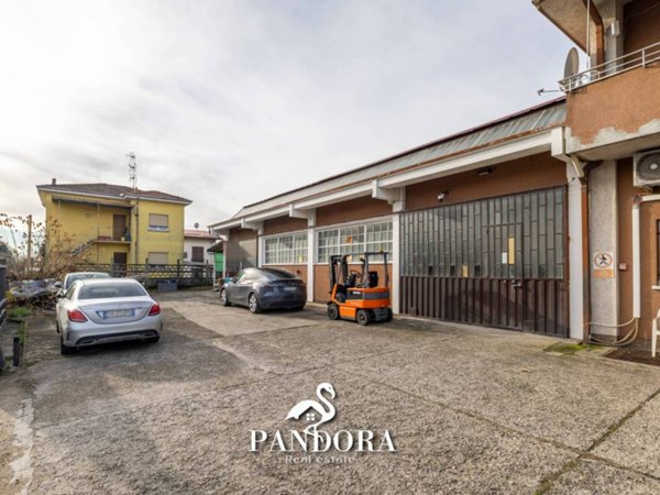 locale commerciale in vendita a Cardano al Campo