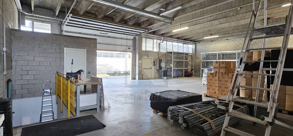 locale commerciale in vendita a Cardano al Campo