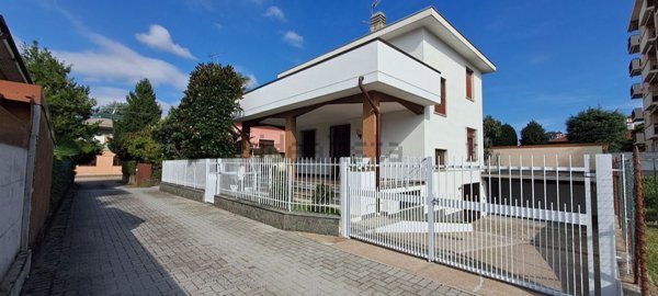 casa indipendente in vendita a Cardano al Campo