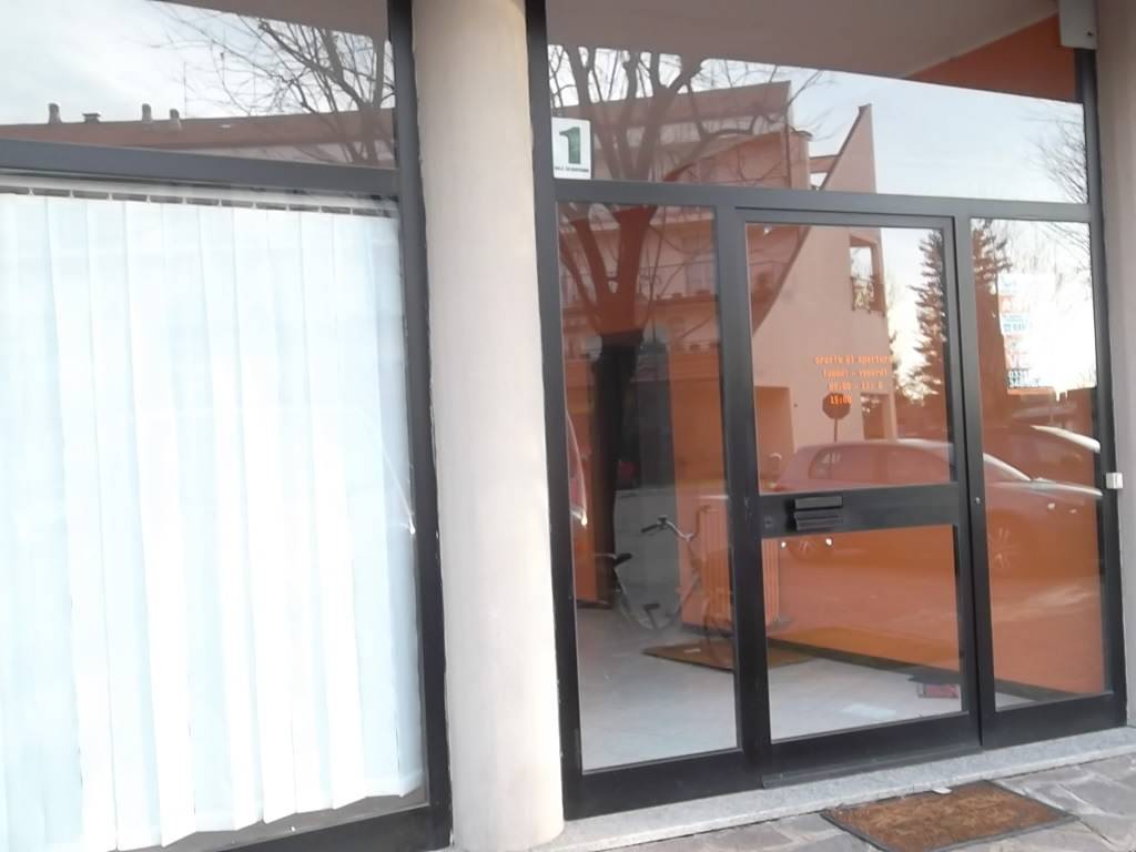 negozio in vendita a Cardano al Campo