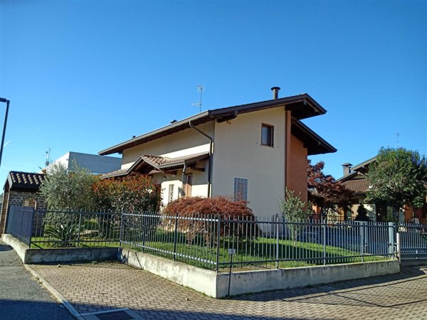 casa indipendente in vendita a Cardano al Campo