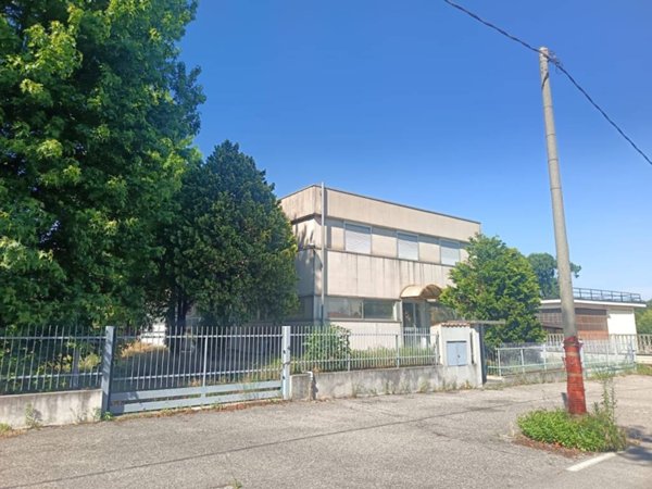 locale commerciale in vendita a Cardano al Campo