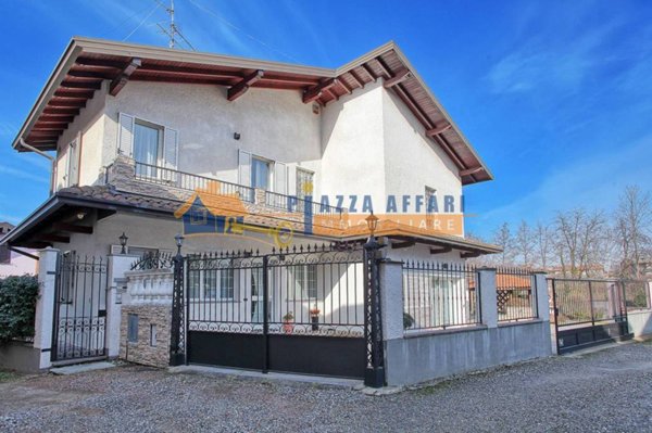 casa indipendente in vendita a Carnago