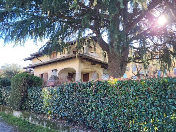 casa indipendente in vendita a Carnago