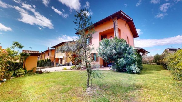 casa indipendente in vendita a Carnago