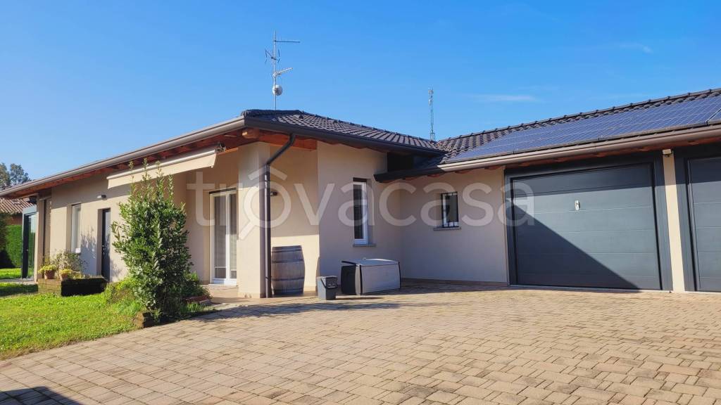 casa indipendente in vendita a Carnago in zona Rovate