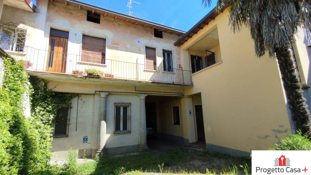 casa indipendente in vendita a Carnago