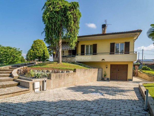casa indipendente in vendita a Carnago