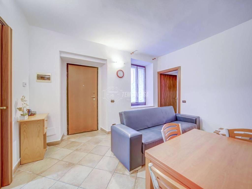 appartamento in vendita a Carnago in zona Rovate