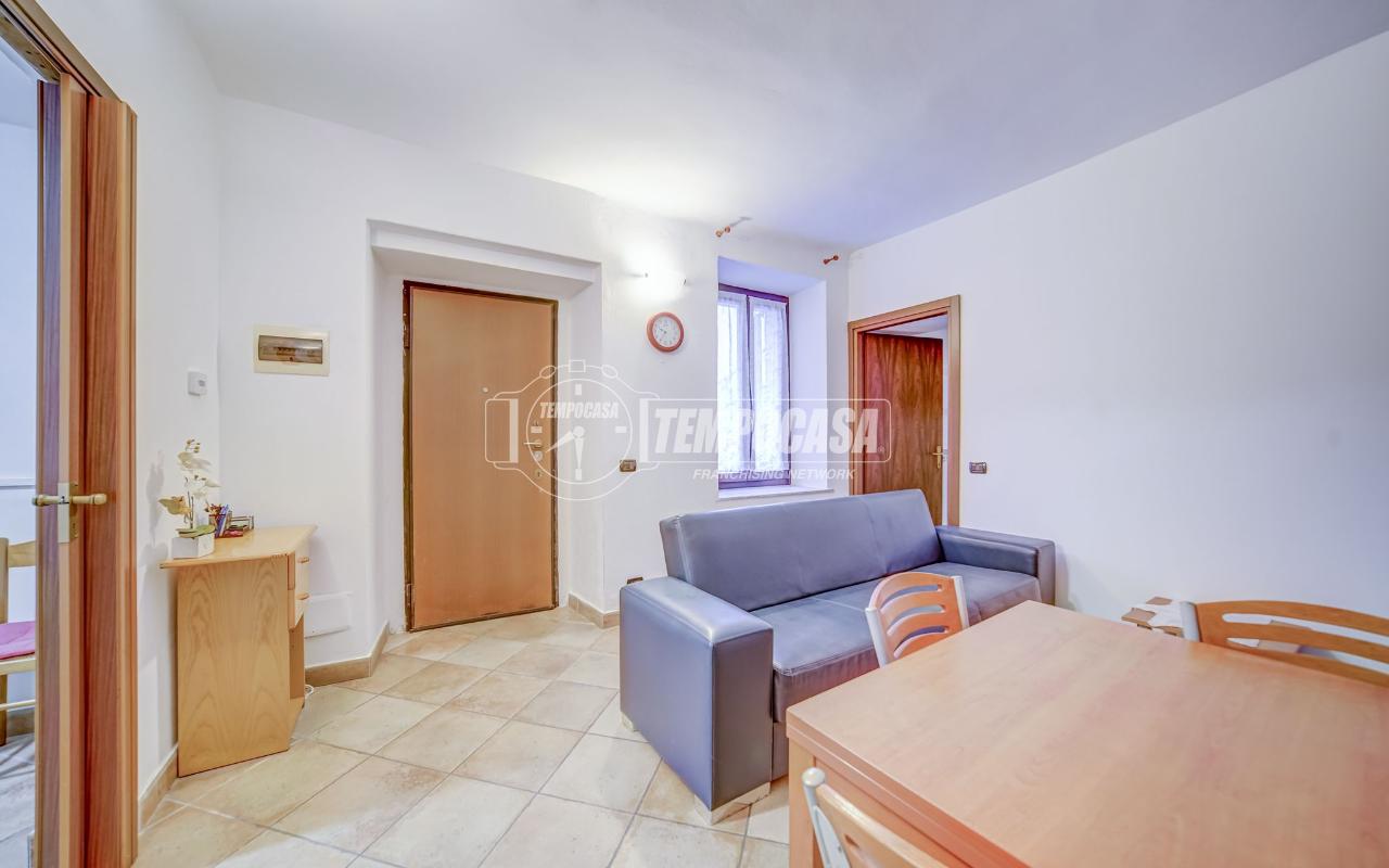 appartamento in vendita a Carnago in zona Rovate