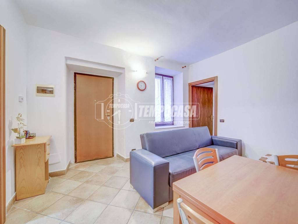 appartamento in vendita a Carnago in zona Rovate