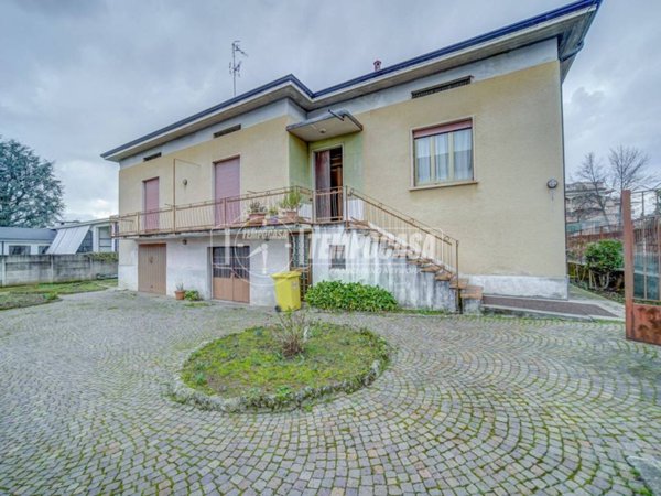 casa indipendente in vendita a Carnago