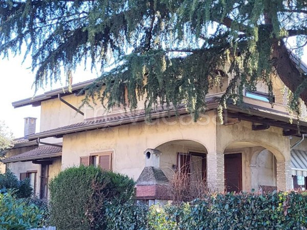 casa indipendente in vendita a Carnago