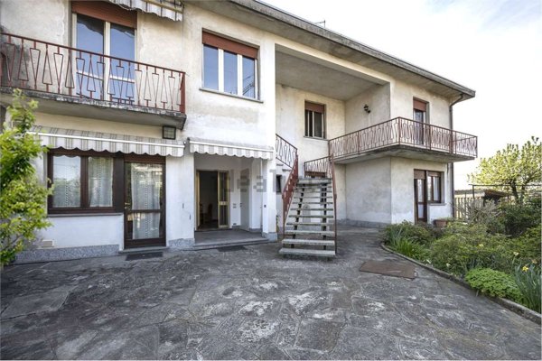 casa semindipendente in vendita a Carnago