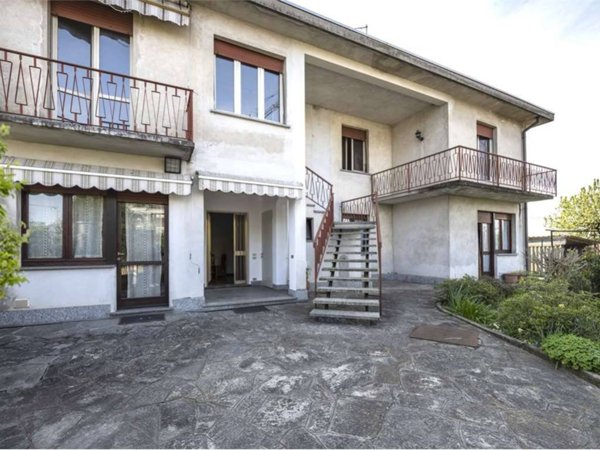 casa semindipendente in vendita a Carnago